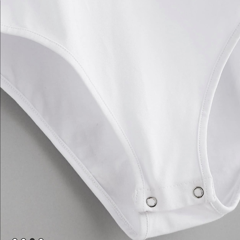 White V-Neck Rolled Cuff Bodysuit Size M - Picture 6 of 8